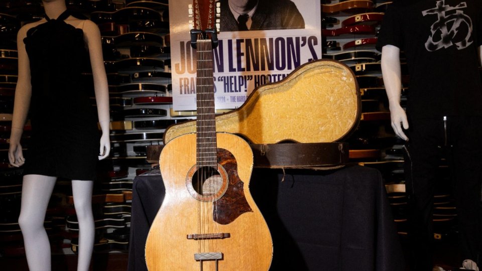 Record mondial la o licitație, pentru o chitară a lui John Lennon