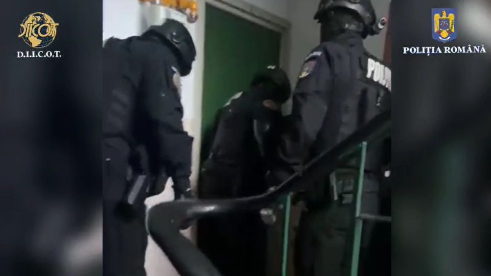 VIDEO Percheziții la un suspect acuzat de pornografie infantilă și trafic de droguri