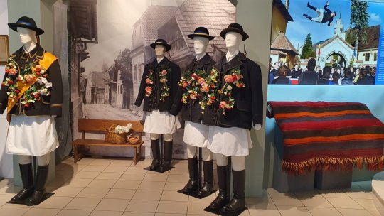 Expoziția „Obiceiuri brașovene mai puțin cunoscute: Mersul cu strochitu` și Parastasul  Junilor”, deschisă la Muzeul de Etnografie Brașov