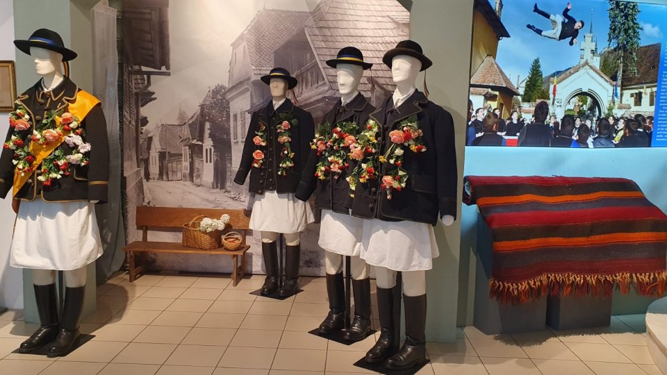 Expoziția „Obiceiuri brașovene mai puțin cunoscute: Mersul cu strochitu` și Parastasul  Junilor”, deschisă la Muzeul de Etnografie Brașov