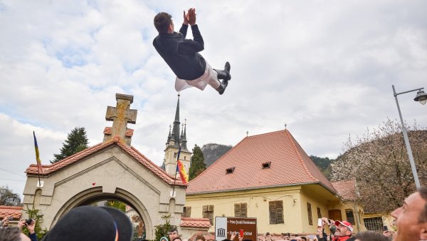 Brașovul este pregătit pentru cel mai important eveniment al orașului – Parada Junilor din Duminica Tomii