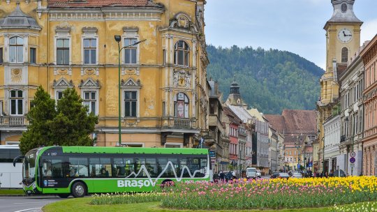 Parada junilor suplimentează numărul de autobuze și troleibuze de pe 15 trasee. Circulația va fi restricționată!