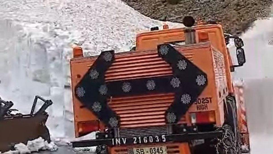 Continuă deszăpezirea pe Transfăgărășan. Stratul de zăpadă depășește 4 metri