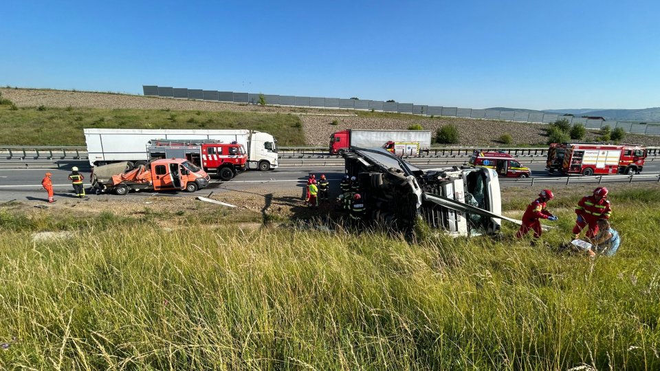 Utilaj de la DRDP Brașov lovit de un TIR!