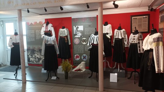 FOTO Ii din diferite zone ale țării, cusute manual, pot fi admirate la Muzeul de Etnografie