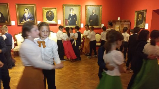 Romana, dansată de elevi în clădirea în care a fost inventată