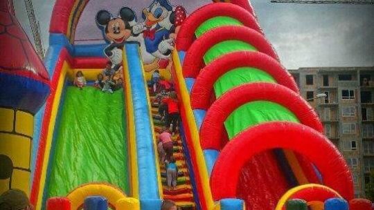 Un tobogan luat de vânt a accidentat 3 copii și un adult