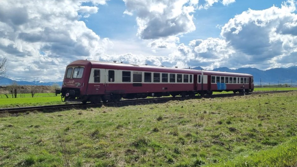 Pasagerii care deschid ușa trenului în timpul mersului riscă amenzi