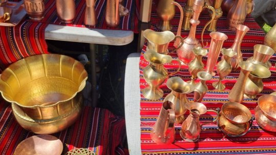 La târgurile brașovene, obiecte lucrate manual de meșteri care colaborează cu industria mondială de lux