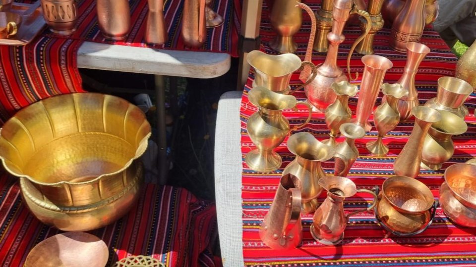 La târgurile brașovene, obiecte lucrate manual de meșteri care colaborează cu industria mondială de lux