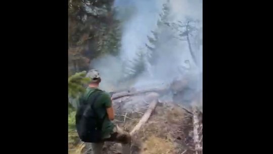 Se intervine, în continuare, pentru stingerea incendiului de la Ucea VIDEO