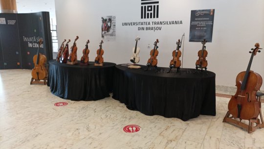 La Brașov, discuții despre cercetarea, proiectarea, execuția și testarea viorilor. Expoziție de instrumente muzicale cu corzi, la Aula Universității