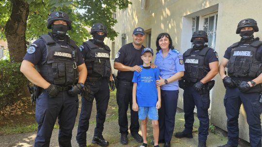 Jandarmii brașoveni i-au făcut o bucurie unui puști de 12 ani, chiar de ziua lui