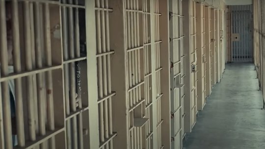 Tânăr arestat preventiv după ce a atacat trei persoane
