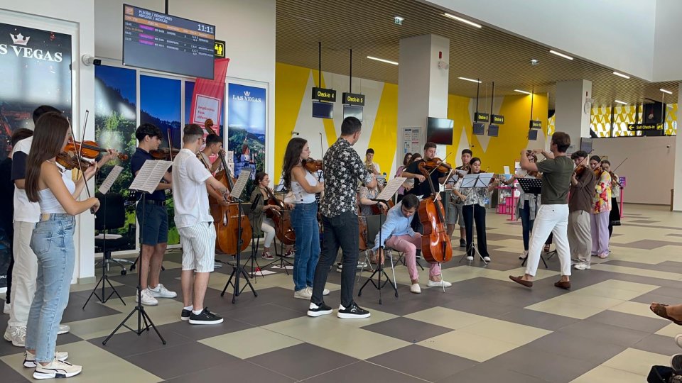 VIDEO Concert de muzică clasică susținut de tineri muzicieni la Aeroportul Internațional Brașov