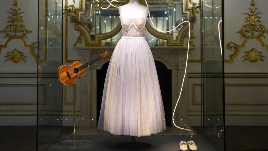 Expoziție estivală dedicată cântăreței Taylor Swift, cu obiecte personale