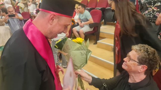 VIDEO Și-a chemat mama să asiste la un eveniment pe care urma să-l prezinte, dar de fapt a venit la ceremonia absolvirii facultății fiului ei