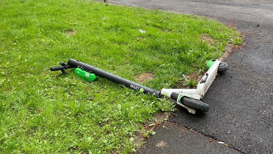 O franțuzoaică de 21 de ani este cercetată penal de polițiștii din Brașov după ce a condus băută o trotinetă electrică