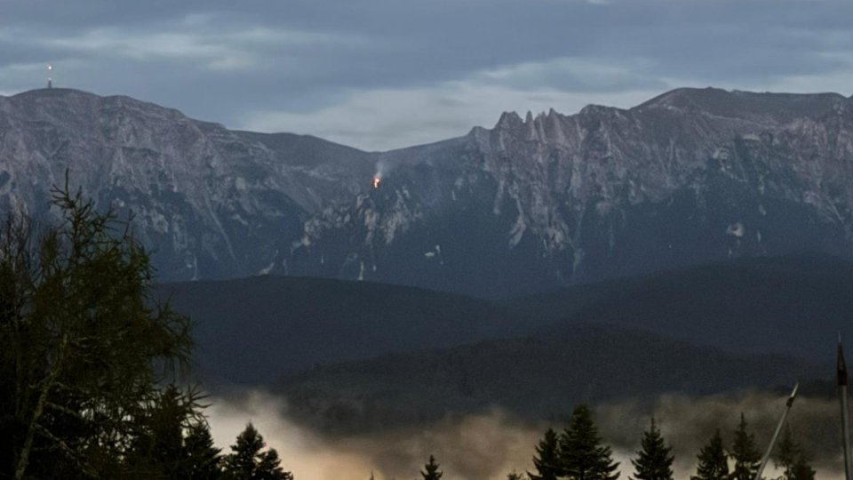 Incendiu de vegetaţie provocat de fulger în Masivul Bucegi