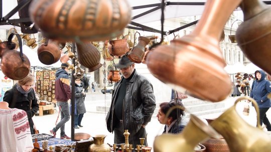 Romii fac spectacol în Piața Sfatului