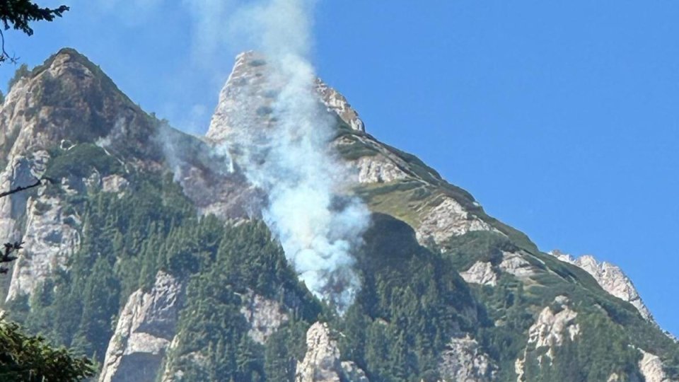 UPDATE: Incendiu din Bucegi a fost lichidat. Zona este monitorizată