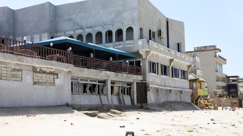 Peste 30 de morţi şi zeci de răniţi după atentatul sinucigaş din Somalia