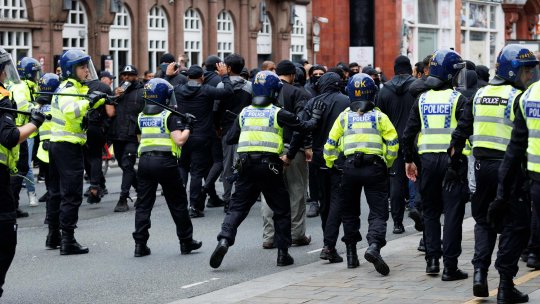 Zeci de persoane arestate în Marea Britanie după protestele violente de sâmbătă