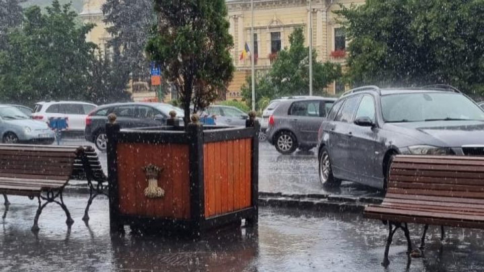 Atenție la carosabilul umed!