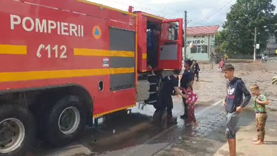 Opt camioane vor transporta materiale pentru ajutorarea comunităţilor din Galaţi afectate de inundaţii