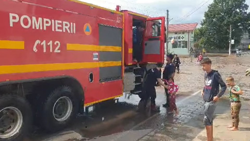 Opt camioane vor transporta materiale pentru ajutorarea comunităţilor din Galaţi afectate de inundaţii