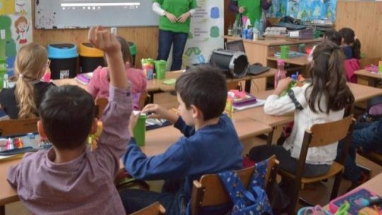 Vor învăța la școală și la grădiniță cum să stea corect în bancă