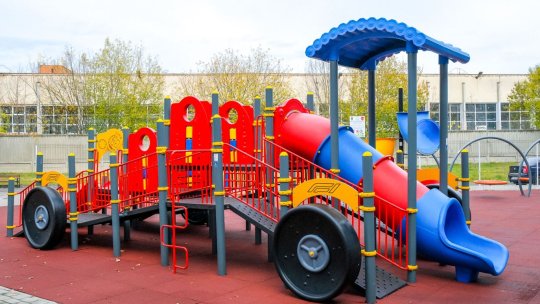 Primăria continuă programul de modernizare a locurilor de joacă