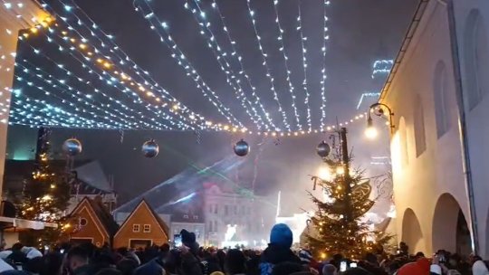 Mii de turiști și brașoveni au petrecut Revelionul în Piața Sfatului VIDEO