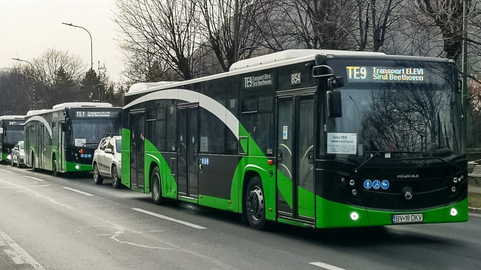 Întârzieri la transportul public destinat elevilor din cauza unui accident rutier