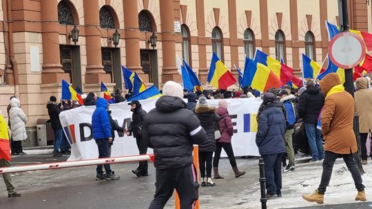 Zeci de brașoveni au ieșit, sâmbătă, la protestul din fața Prefecturii