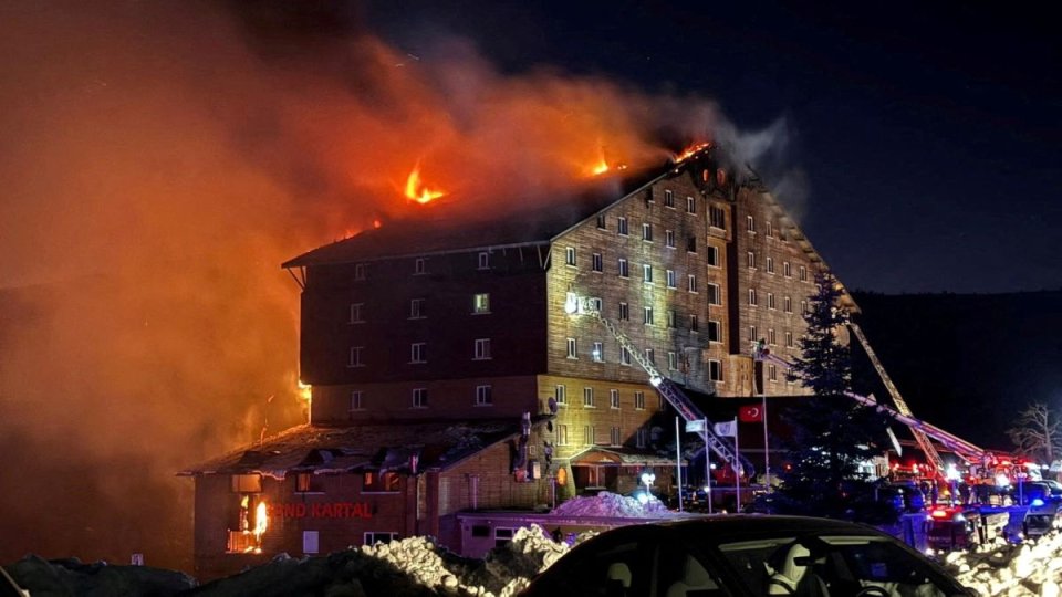 Turcia: Cel puțin zece morți și 32 de răniți într-un incendiu la un hotel dintr-o stațiune de schi