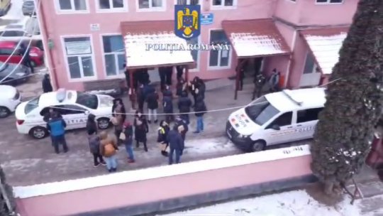 VIDEO Actualul primar al comunei Augustin a fost reținut. În arest a ajuns și fostul primar al localității