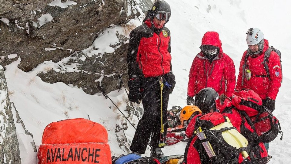 Doi bărbați rătăciţi pe munte au fost căutați ore în șir de salvatorii montani