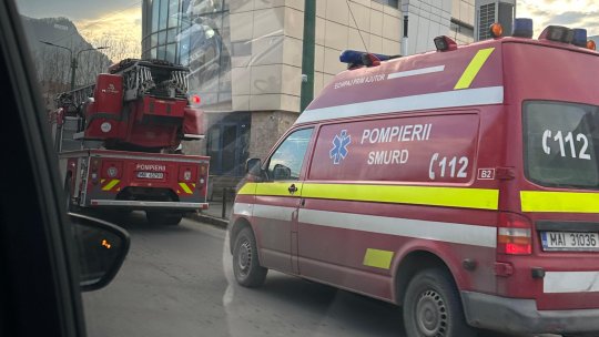 Intervenție a pompierilor brașoveni pentru stingerea unui incendiu iscat într-o bancă