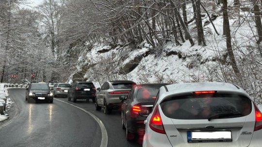 Cozi de mașini pe drumul de Poiană până la Belvedere