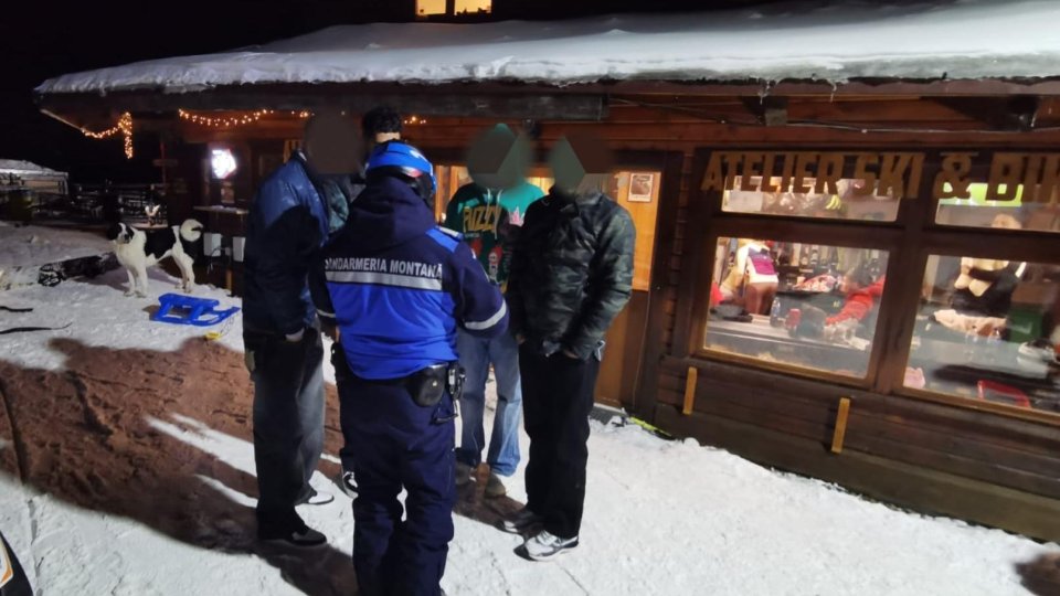 Noi turiști coborâți de pe munte cu ajutorul jandarmilor