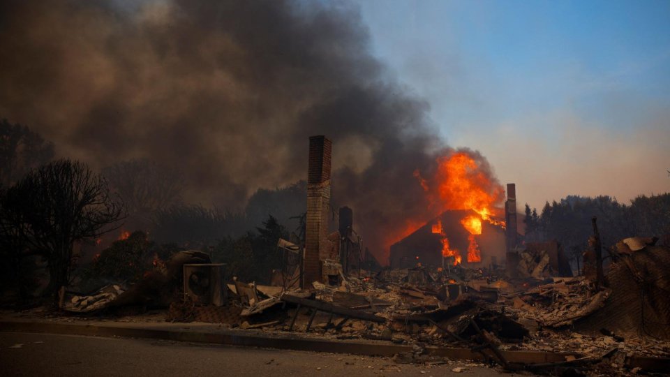 Două persoane şi-au pierdut viaţa în urma incendiilor de vegetaţie din Los Angeles