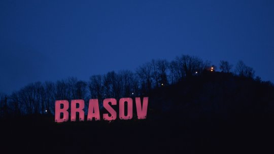 Clădirea Primăriei și literele de pe Tâmpa, iluminate în roz