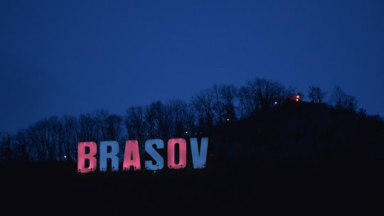 Literele de pe Tâmpa și clădirea Primăriei în culorile roz și bleu, cu ocazia „Zilei Părinților de Îngeri”