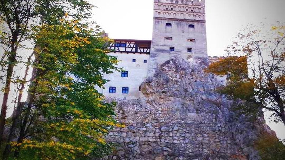 Se apropie Halloween. Castelul Bran își începe transformarea
