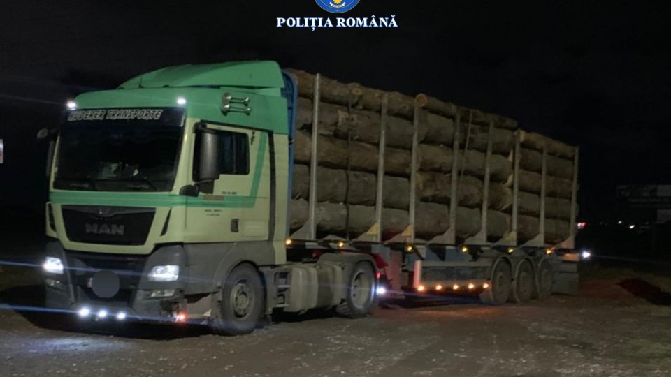 Polițiștii au confiscat un autocamion care transporta ilegal material lemnos