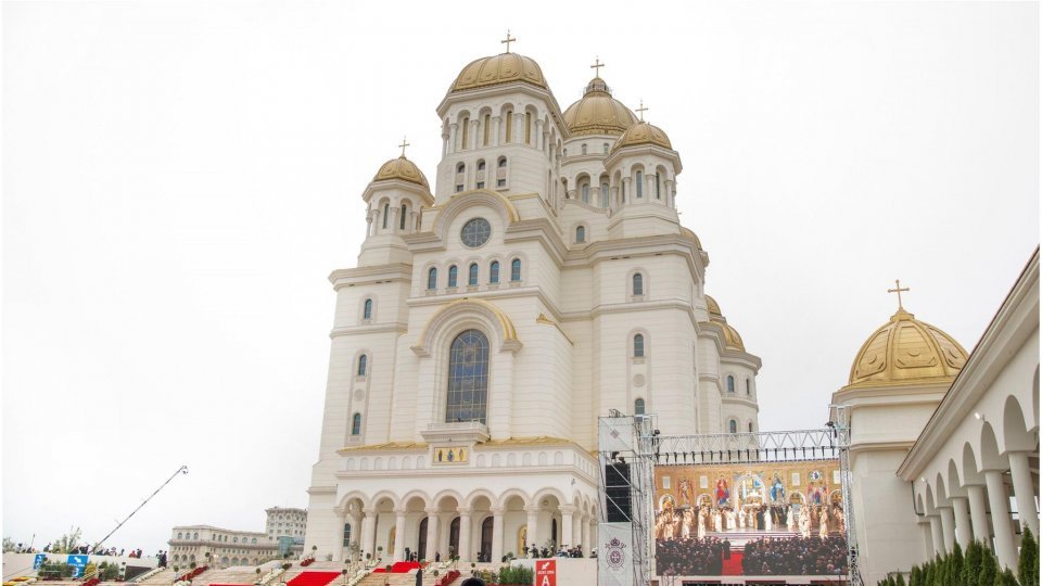 Patriarhia prelungește perioada de închinare și trecere prin Sfântul Altar al Catedralei Naționale