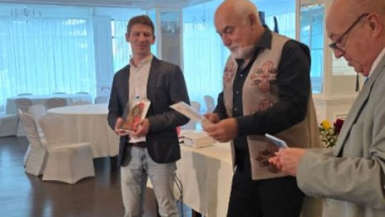 Varujan Vosganian i-a înmânat brașoveanului Ioan Șerbu premiul pentru debut „Garabet Ibrăileanu”