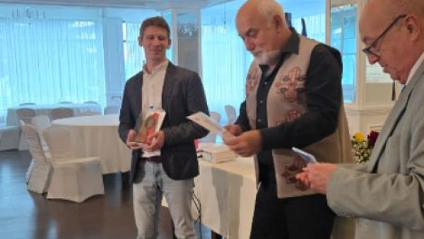 Varujan Vosganian i-a înmânat brașoveanului Ioan Șerbu premiul pentru debut „Garabet Ibrăileanu”