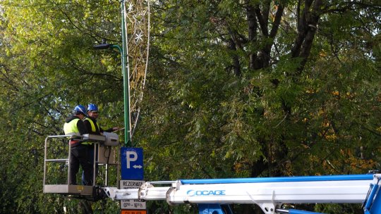 A început montarea iluminatului festiv. 1,3 milioane de beculețe pregătite pentru perioada sărbătorilor